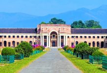 Online-offline tussle deepens in Dehradun